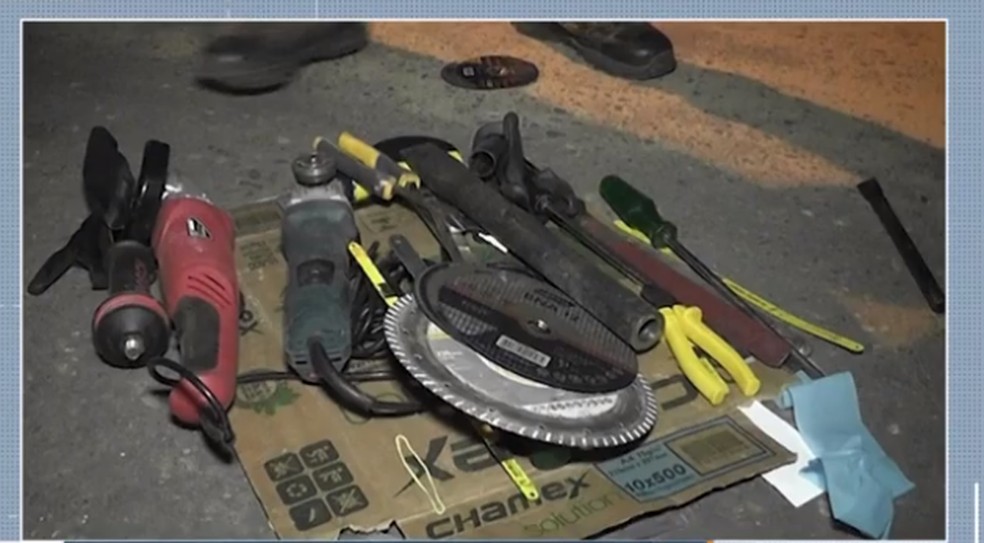 Materiais usados no momento do roubo à agência em Teixeira de Freitas, na BA — Foto: Reprodução/TV Santa Cruz