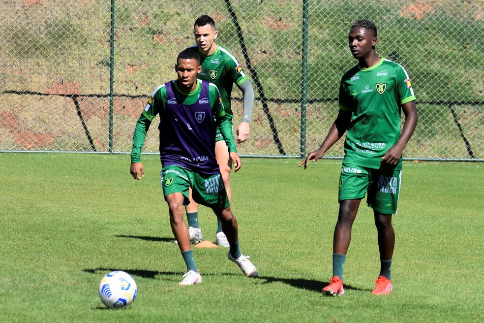 Ademir (de colete) participou de treino no Am&eacute;rica-MG nessa ter&ccedil;a-feira &mdash; Foto: Marina Almeida