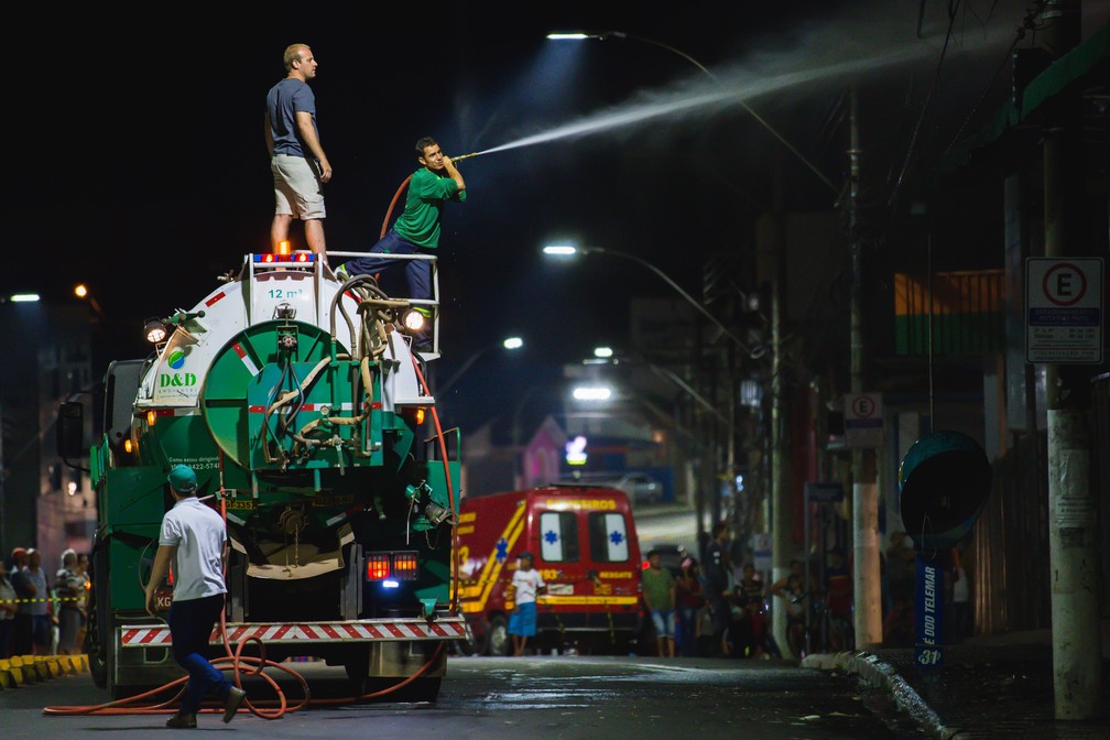 Bombeiros usaram 95 mil litros de água no combate às chamas no supermercado em Pouso Alegre (MG) — Foto: Wilson Hawks