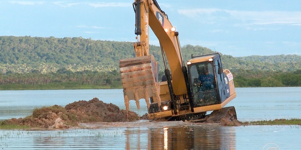 Obras emergenciais são realizadas na barragem do Bezerro para evitar rompimento (Foto: Reprodução/TV Clube)