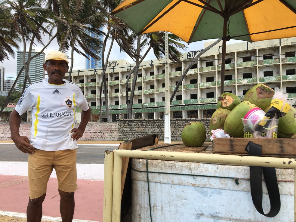 José Antônio Areias, de 54 anos, vende coco em frente ao antigo Hotel Reis Magos — Foto: Leonardo Erys/G1