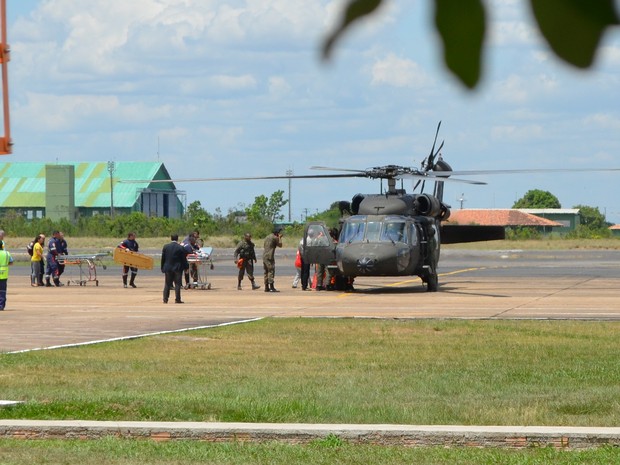 Helicóptero da Força Aérea Brasileira desambarcou no Aeroporto Internacional de Boa Vista com os passageiros que estavam no aeronave desaparecida deste o domingo (26) (Foto: Jackson Félix/G1)
