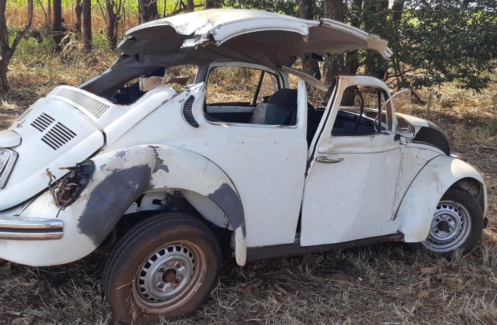 Idosa morre ap&oacute;s batida entre fusca e carreta na BR-153 em Ourinhos &mdash; Foto: Pol&iacute;cia Rodovi&aacute;ria Federal/Divulga&ccedil;&atilde;o