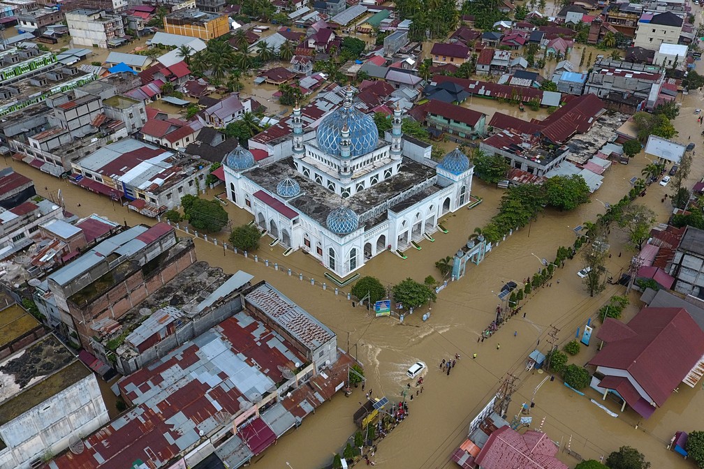 Foto aérea mostra edifícios inundados, incluindo uma mesquita, durante uma enchente em Lhoksukon, na  Indonésia, nesta segunda-feira (3)  — Foto: Zikri Maulana/AFP