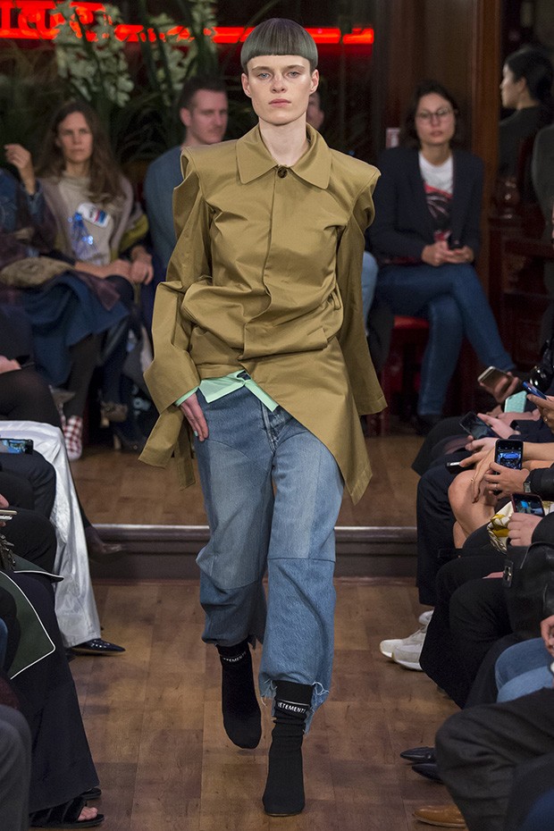 The highly-sought-after Vetements jeans, which have special fabric treatments and handwork (Foto:  InDigital)