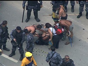 Manifestante é ferido do bala de borracha durante desocupação do Museu do Índio. (Foto: Reprodução / TV Globo)