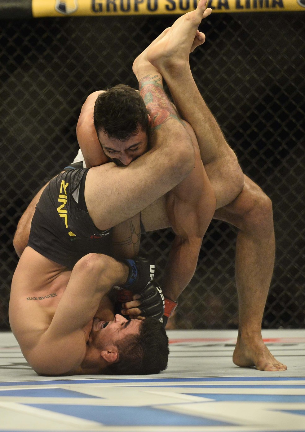André Sergipano encaixa uma chave de braço em Antônio Arroyo no UFC São Paulo — Foto: Marcos Ribolli