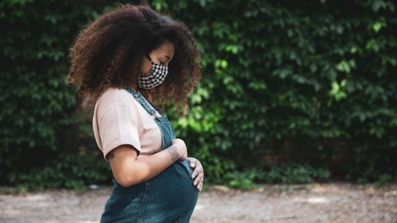 Estudo sugre que a infecção de grávidas por coronavírus na época do nascimento pode aumentar chances de partos prematuros e também de natimortos (Foto: Getty Images via BBC)