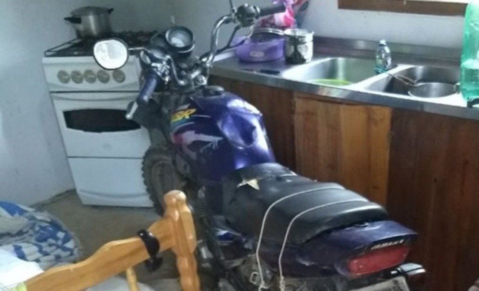 Moto estava dentro da casa de suspeito em Massaranduba (Foto: PM/Divulgação)
