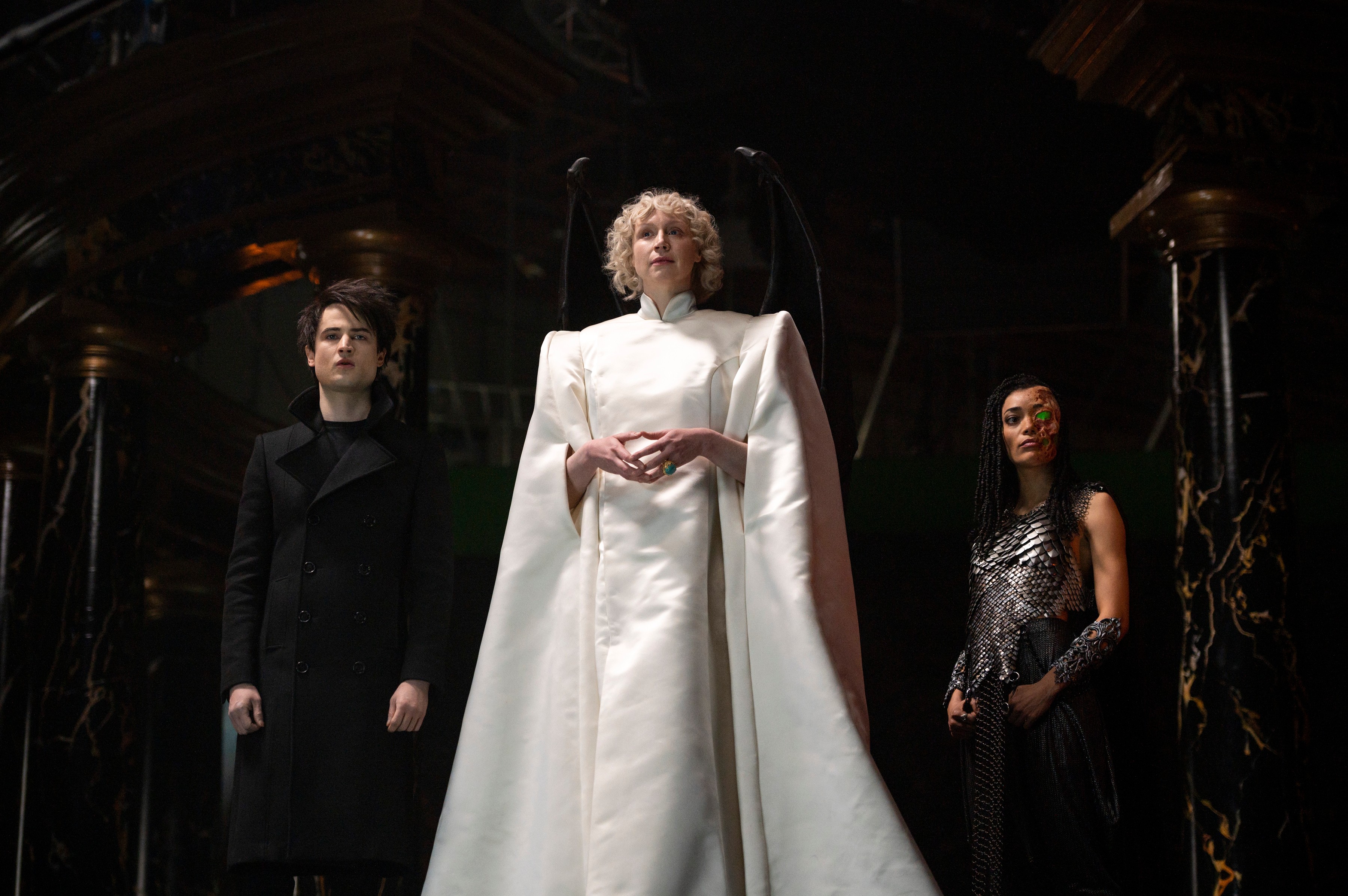 The Sandman. (L to R) Tom Sturridge as Dream, Gwendoline Christie as Lucifer Morningstar, Cassie Clare as Mazikeen in episode 104 of The Sandman. Cr. Ricky Darko/Netflix  (Foto: RICKY DARKO/NETFLIX)