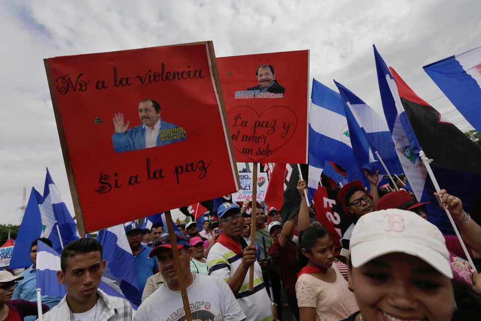 Manifestantes seguram cartaz escrito "Não à violência e sim à paz" na Nicarágua (Foto: Inti OCON/AFP)