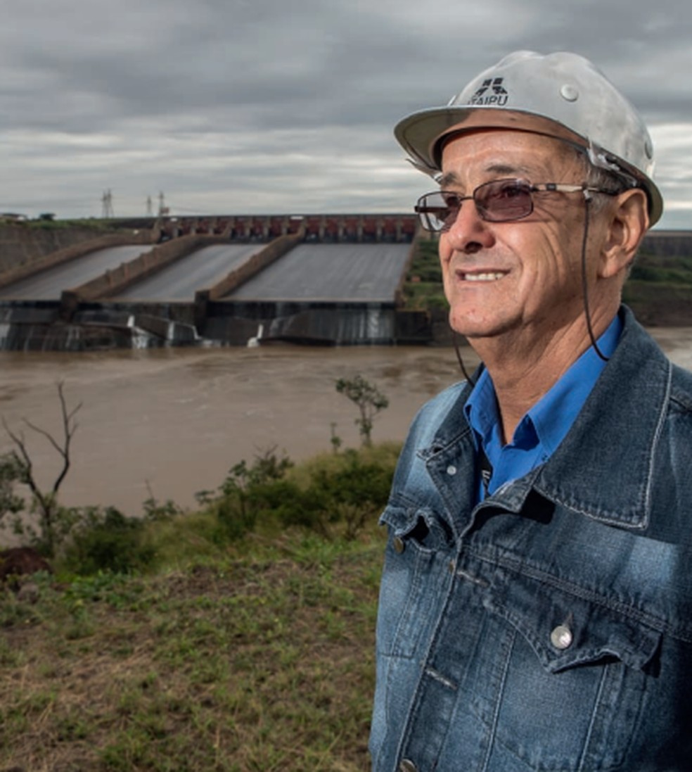 Barrageiro Domingos Ramos trabalha no setor de turismo contando a história da usina aos visitantes — Foto: Itaipu Binacional/Divulgação