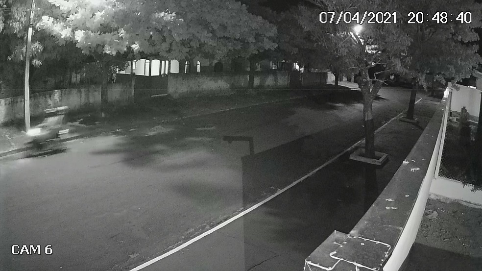 Suspeito foi com sua motocicleta até o cemitério de Teodoro Sampaio no dia do crime — Foto: Polícia Civil