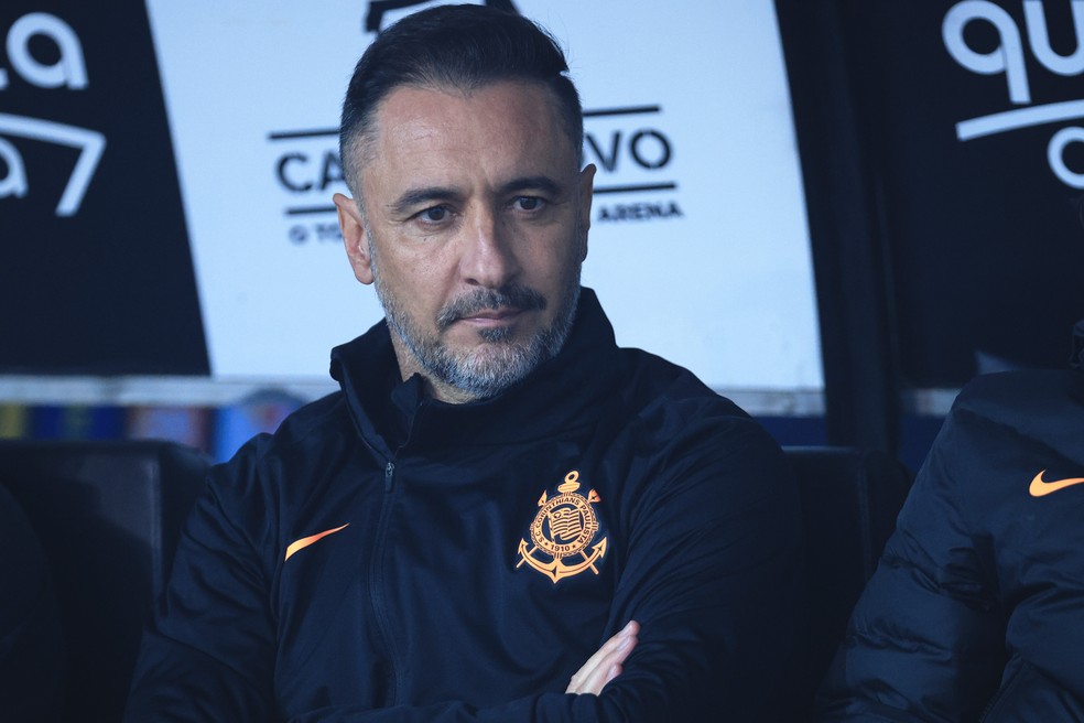 Vítor Pereira comemora vitória, mas cobra maior atenção do Corinthians: 