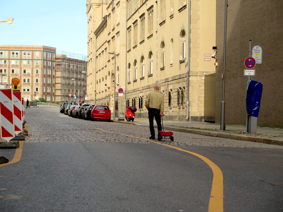 Weckert caminha pelas ruas de Berlim com um carrinho cheio de smartphones, o que faz com o que o Google Maps mostre ruas vazias como se estivessem cheias de carros. — Foto: Divulgação/Simon Weckert