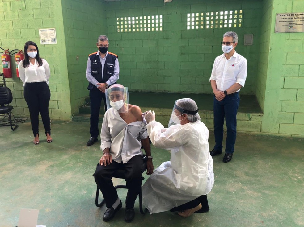 Eroldites Cardoso, de 96 anos, foi vacinado contra a Covid-19 — Foto: Pablo Caires/ Inter TV