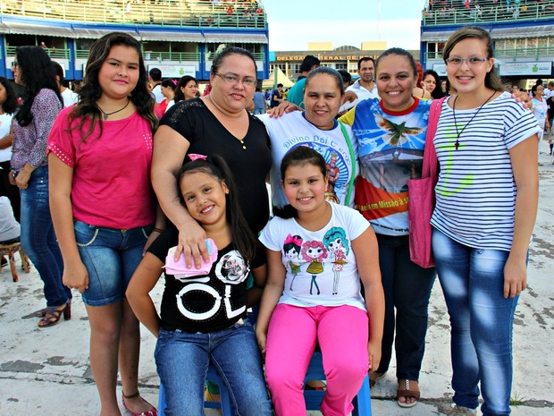 Deyse Gomes levou a filha, sobrinhas e irmãs para festa de Pentecostes 2016 (Foto: Adneison Severiano/G1 AM)