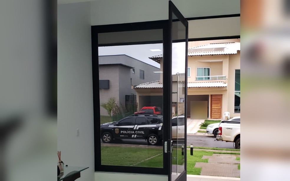 Polícia civil apreende material pornográfico na casa de empresário em Goiânia, Goiás — Foto: Reprodução/Polícia Civil