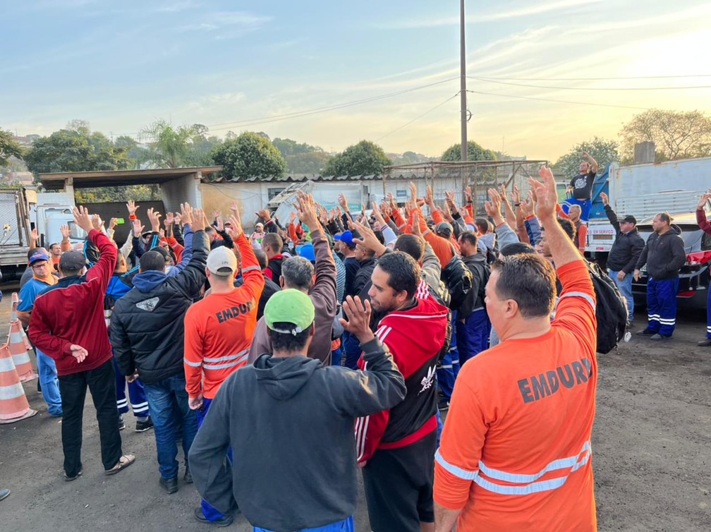 Em assembleia, os trabalhadores da Emdurb decidiram encerrar a greve em Bauru  — Foto: Gabriel Pelosi / TV TEM 