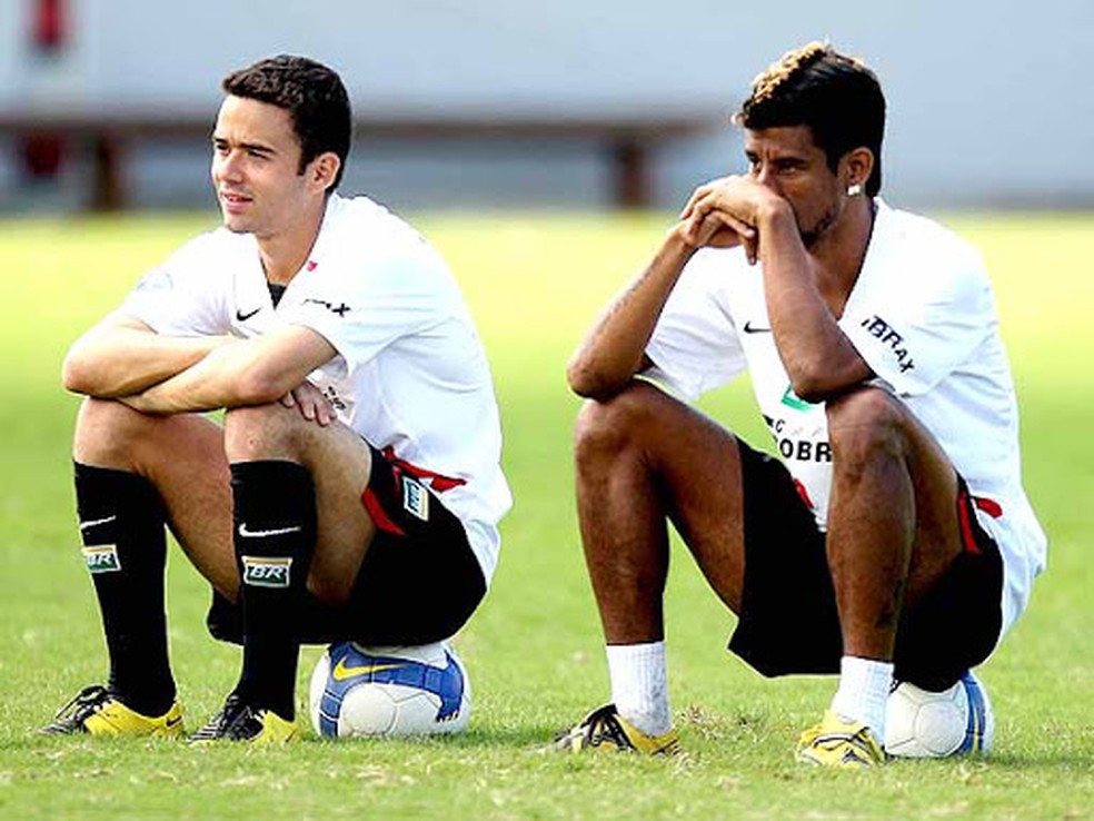 Juan e Léo Moura marcaram época nas laterais do Flamengo e foram símbolos daquela geração vitoriosa — Foto: Agência/O Globo