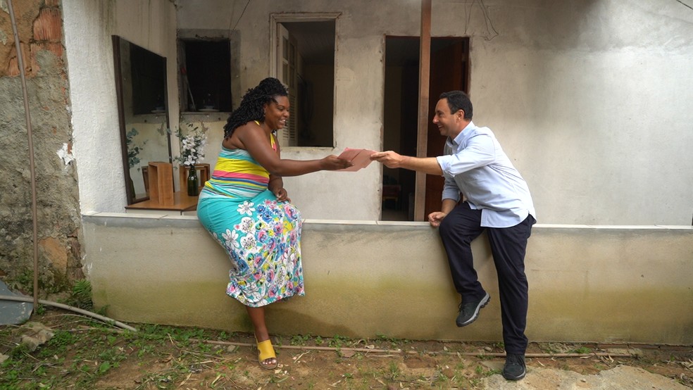Pedro Bassan encontra a professora Suellen da Silva Santos, de Barra do Piraí (RJ), que escreveu uma carta para o Globo Repórter há 20 anos — Foto: Globo Repórter