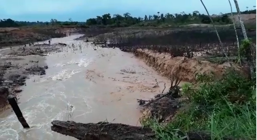 Barragem em Machadinho D'Oeste rompeu na sexta-feira (29) â€” Foto: PolÃ­cia Ambiental/ DivulgaÃ§Ã£o 