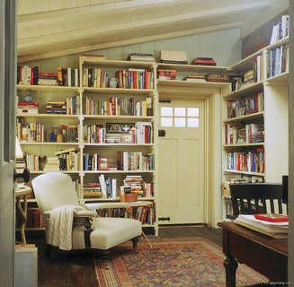 Um dos espaços mais bacanas (e menos mostrados) no filme, a biblioteca da personagem de Kate Winslet é o cômodo perfeito para amantes da leitura