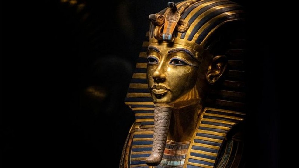 A máscara mortuária de Tutancâmon. Ele morreu com 19 anos de idade — Foto: BBC