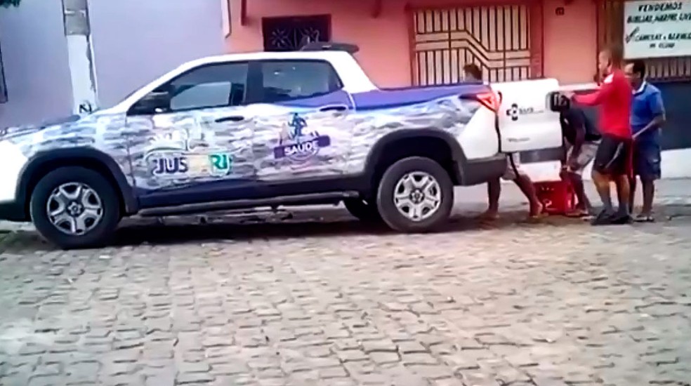 Carro da Secretaria Municipal de Jussari, na regiÃ£o sul da Bahia â€” Foto: ReproduÃ§Ã£o/TV SantaCruz
