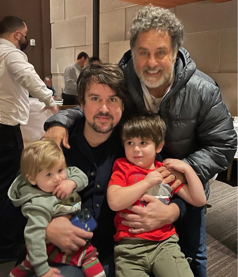 Marcos com Apoena, que mora em Nova York, e os netos Julian e Dom  — Foto: Divulgação