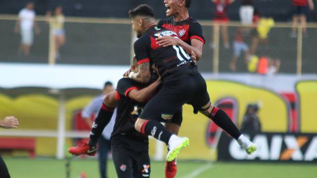 Léo Ceará comemora o gol com os companheiros