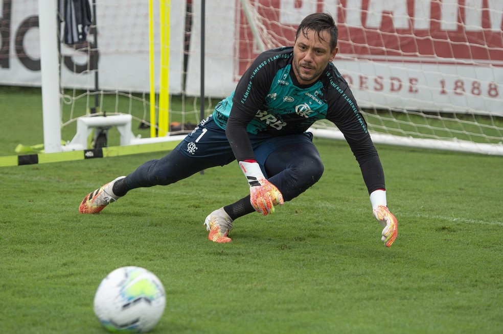 Diego Alves em treino nesta sexta-feira — Foto: Alexandre Vidal / Flamengo