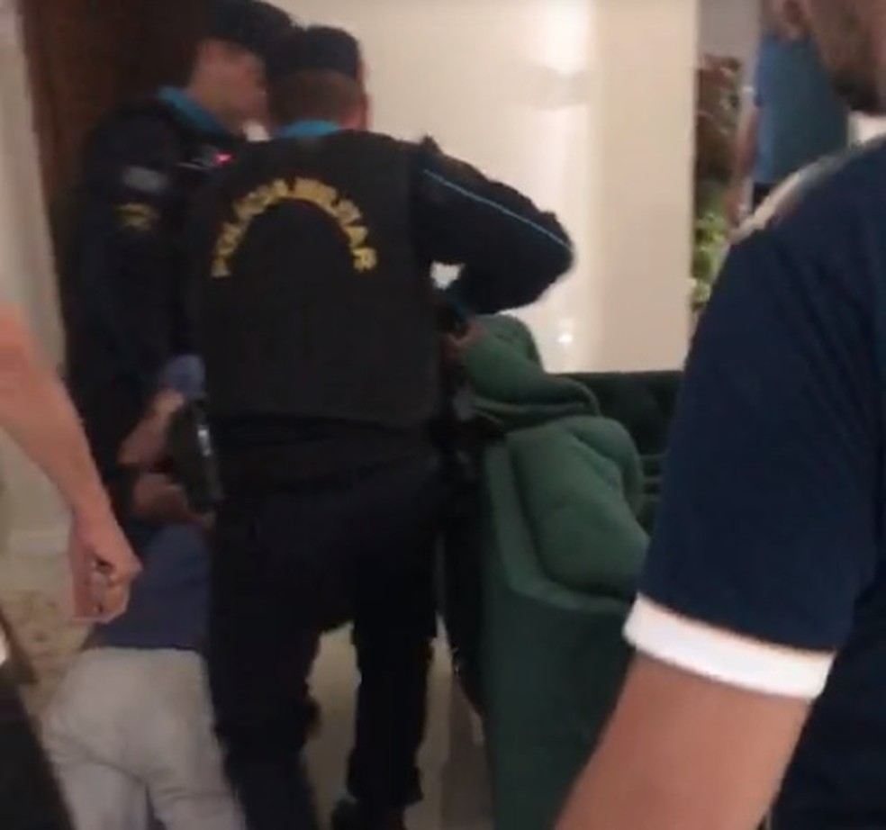 PolÃ­cia Militar foi acionada e prendeu policial apÃ³s tiros dentro de casa no interior do CearÃ¡.  â€” Foto: ReproduÃ§Ã£o/SVM