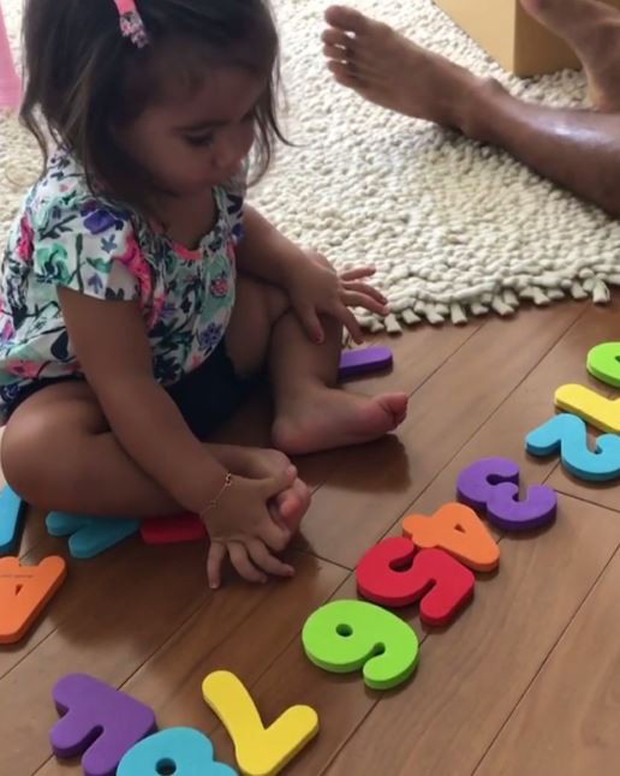 Maria Flor aprendendo os números (Foto: Reprodução/Instagram)