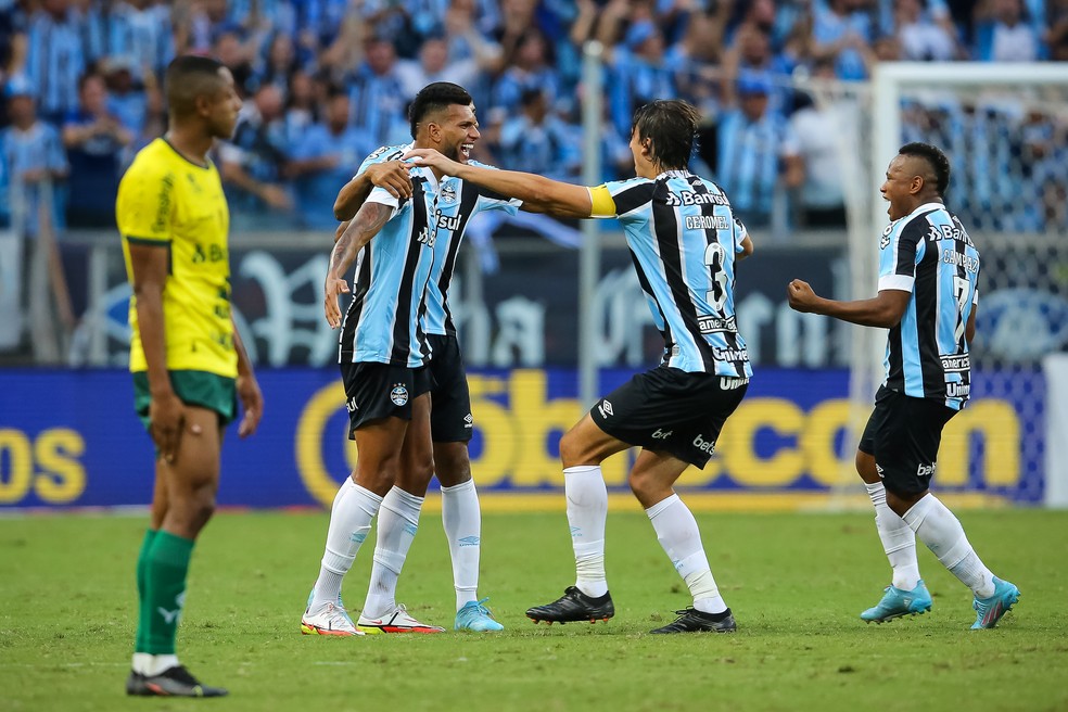 Rodrigues, Geromel e Campaz na final do Gauchão 2022 entre Grêmio x Ypiranga — Foto: Agif