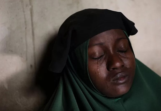 Aminah Labaran (nome fictício) chora em casa, em Jangebe, estado de Zamfara, no noroeste da Nigéria, em 27 de fevereiro de 2021, um dia após o sequestro de suas duas filhas (Foto: SODIQ ADELAKUN ADEKOLA PARA AFP via BBC)