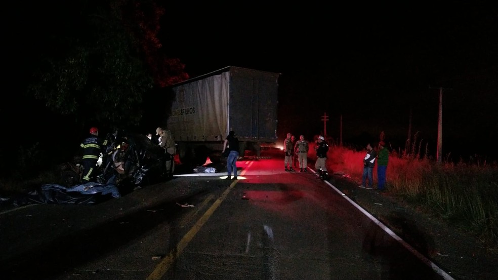 Três pessoas morreram em grave colisão entre carro e caminhão em SC — Foto: PMRv/Divulgação
