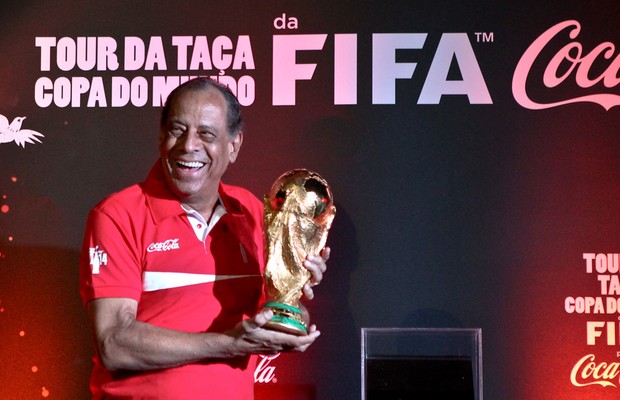 O capitão do Tri Carlos Alberto Torres durante o tour da taça pelo Brasil (Foto: Divulgação)