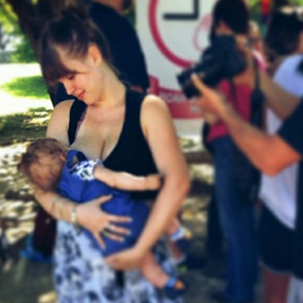 Carolinie amamentando o filho caçula (Foto: Reprodução / Instagram)