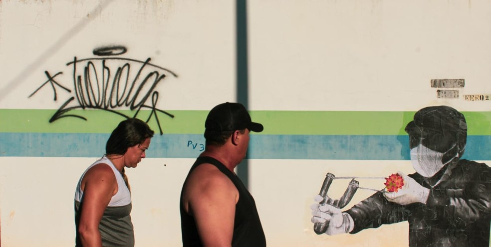 Obra "Genocida" retrata personagem "jogando" vírus em pedestres: intenção do autor é conscientizar população para os cuidados contra o coronavírus — Foto: Leonardo Mareco/Arquivo Pessoal