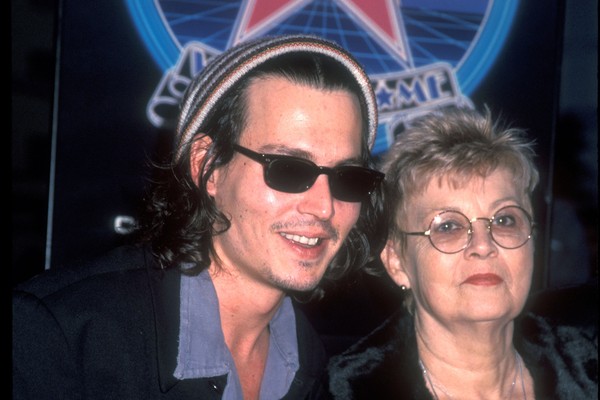 O ator Johnny Depp na companhia de sua mãe,  Betty Sue Wells, em evento m Hollywood em novembro de 1999ng/WireImage) (Foto: Getty Images)