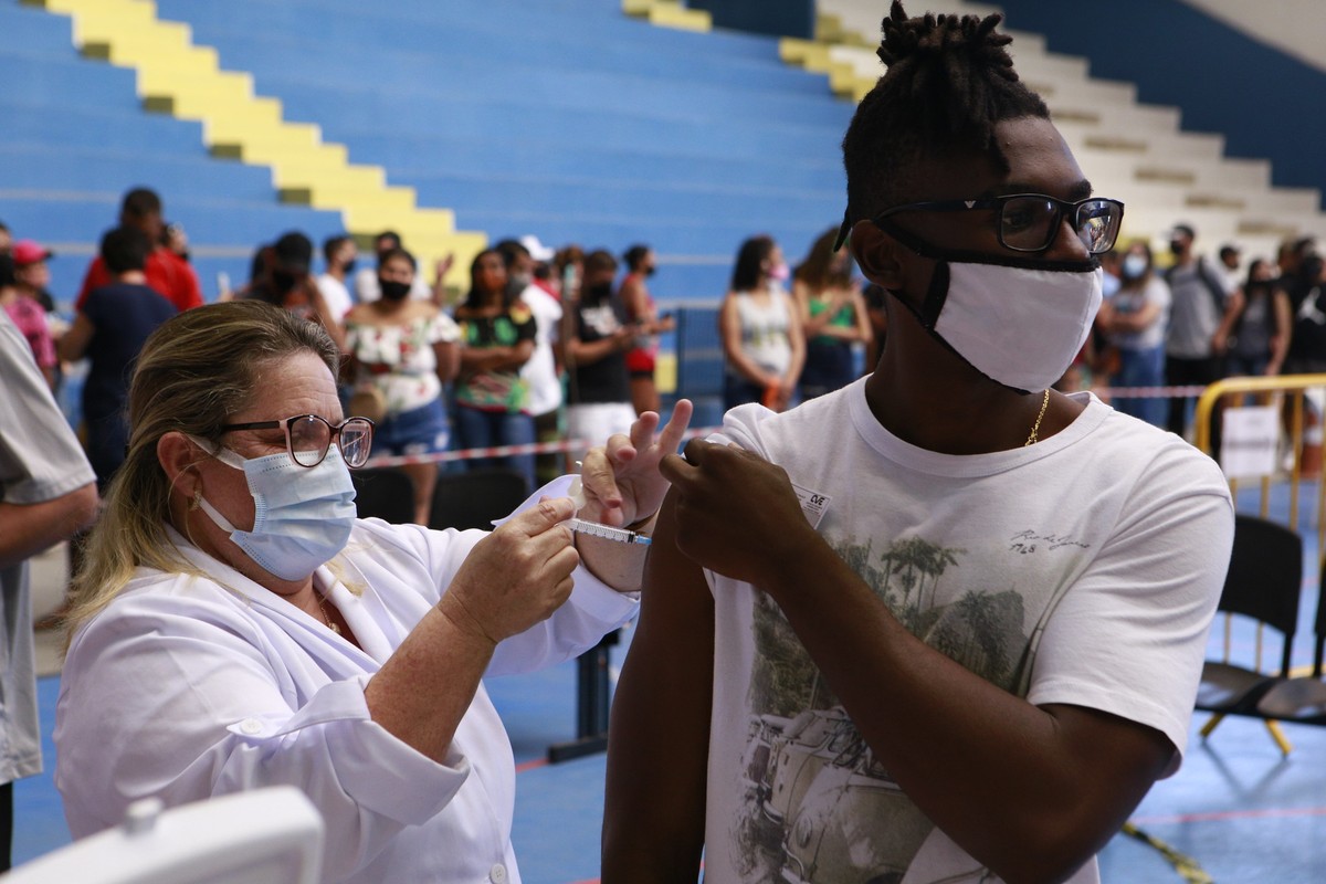 Guarujá antecipa vacinação contra a Covid-19 para pessoas de 23 anos a partir desta terça - Vimarsana News