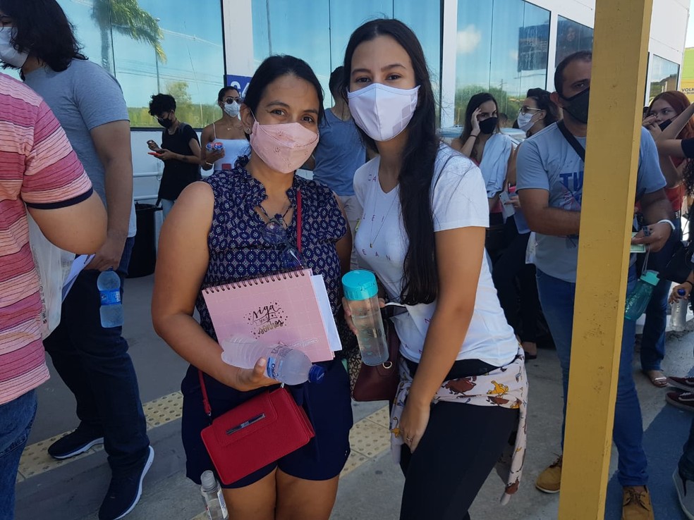 Enem 2021 - Natal (RN) - 1 dia de prova - Mãe foi dar apoio à filha Larissa Figueiredo Costa na frente do local de prova — Foto: Sara Cardoso/Inter TV Cabugi