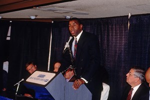 Magic Johnson no momento em que anunciou o teste positivo para HIV, em 1991