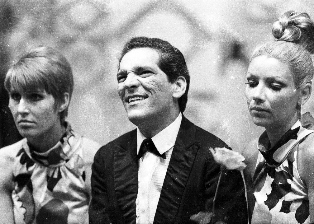 Lúcio Mauro em 'Alô Brasil Aquele Abraço', programa de gincana exibido entre 1969 a 1971 — Foto: Acervo TV Globo