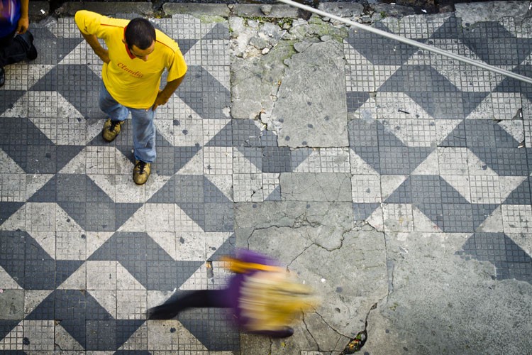 O contorno do estado de São Paulo nas calçadas paulistanas foi ideia da artista Mirthes Bernardes  (Foto: Zé Carlos Barretta / Wikimedia Commons)