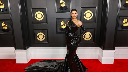 Grammy 2023: acompanhe os looks dos famosos no tapete vermelho 