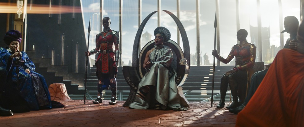 Dorothy Steel, Florence Kasumba, Angela Bassett e Danai Gurira em cena de 'Pantera Negra: Wakanda para sempre' — Foto: Divulgação