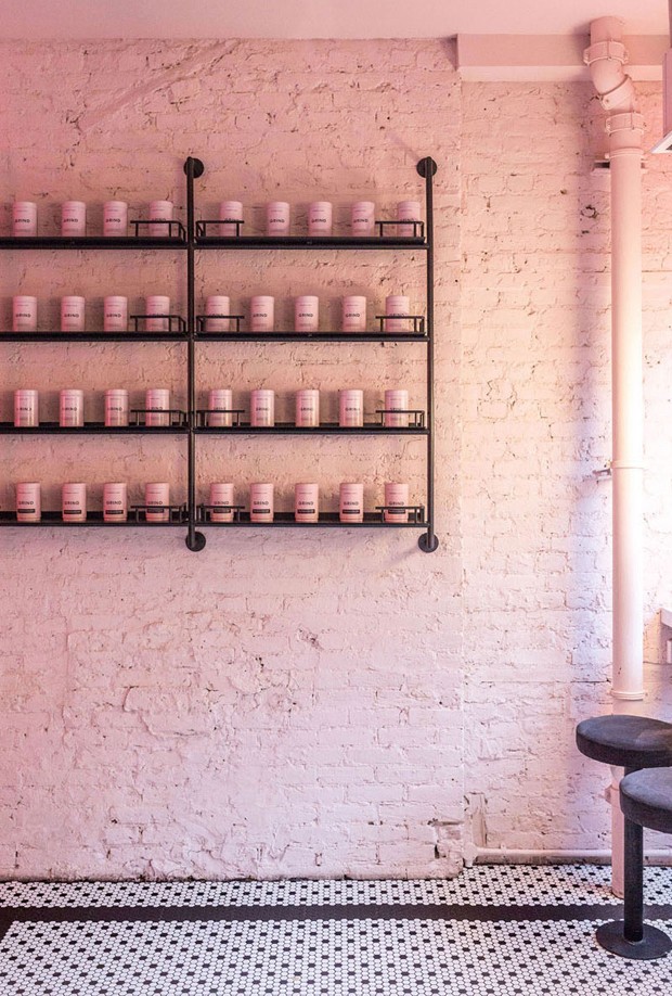 Preto, rosa e turquesa decoram café moderninho em Londres (Foto: Divulgação)