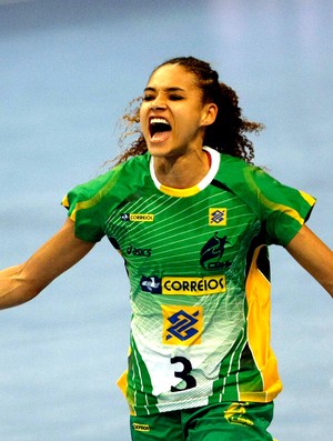 Alexandra Nascimento jogo handebol Brasil e Hungria (Foto: AP)